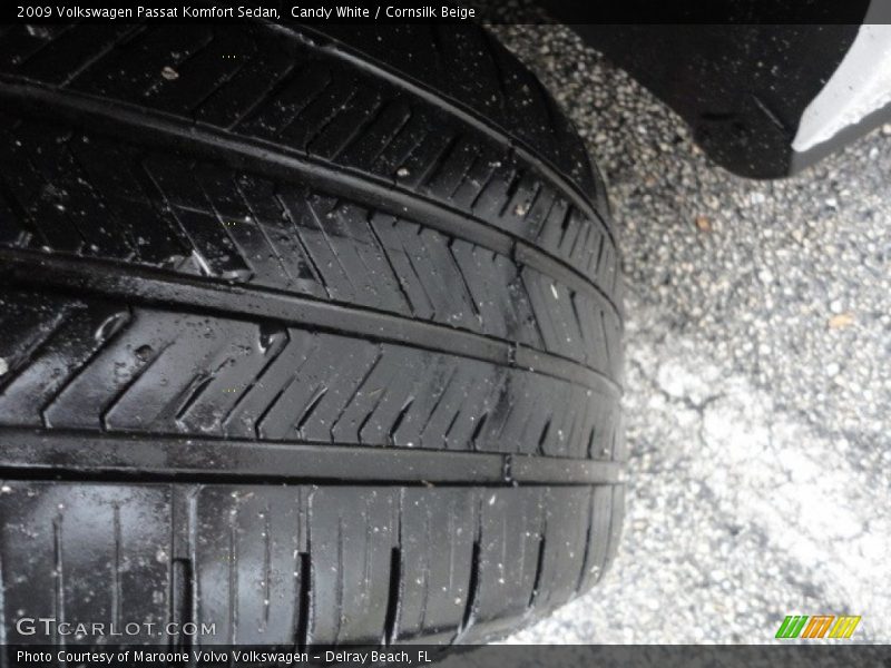 Candy White / Cornsilk Beige 2009 Volkswagen Passat Komfort Sedan