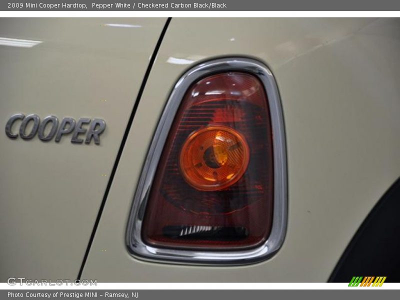 Pepper White / Checkered Carbon Black/Black 2009 Mini Cooper Hardtop