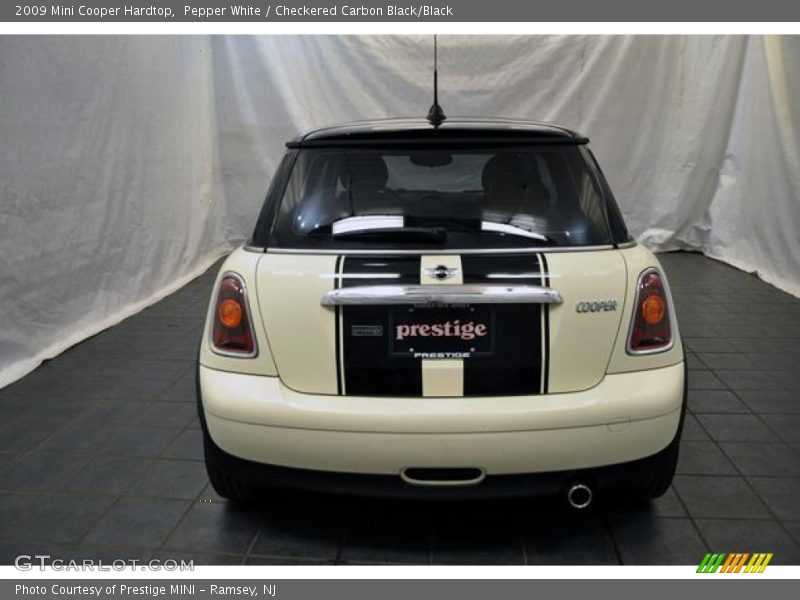 Pepper White / Checkered Carbon Black/Black 2009 Mini Cooper Hardtop