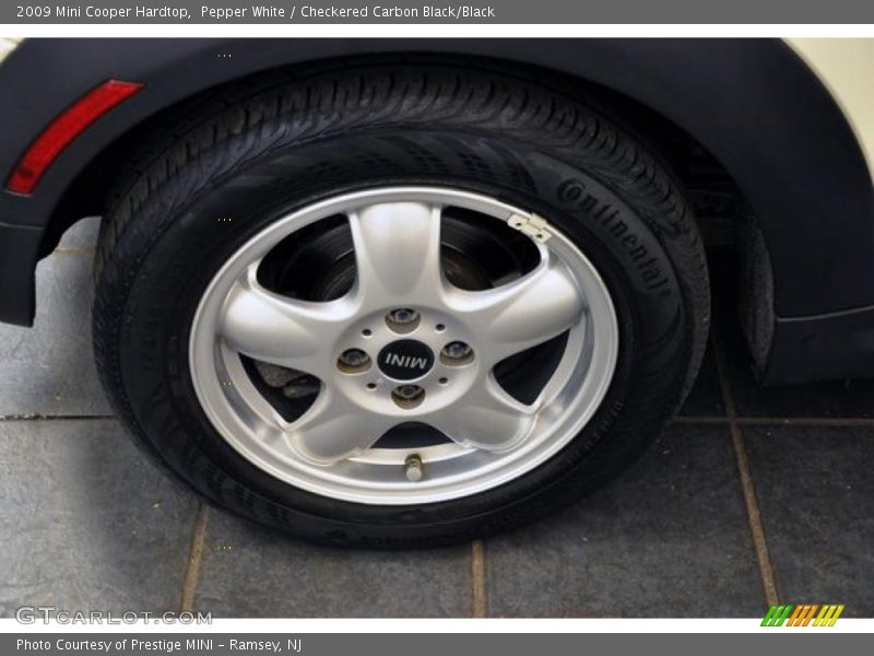 Pepper White / Checkered Carbon Black/Black 2009 Mini Cooper Hardtop