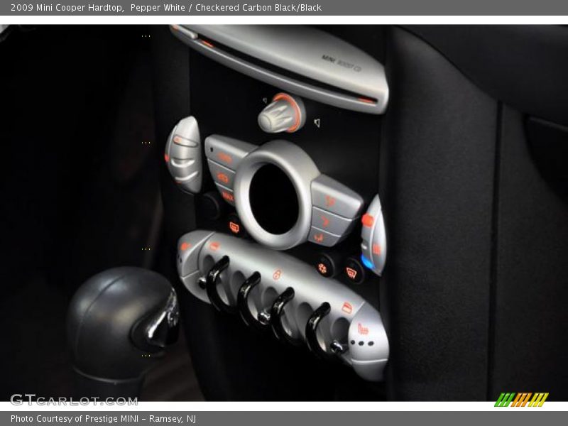 Pepper White / Checkered Carbon Black/Black 2009 Mini Cooper Hardtop