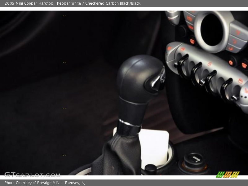 Pepper White / Checkered Carbon Black/Black 2009 Mini Cooper Hardtop