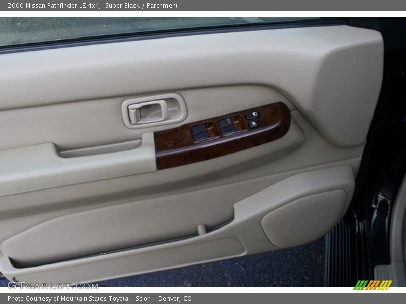 Super Black / Parchment 2000 Nissan Pathfinder LE 4x4