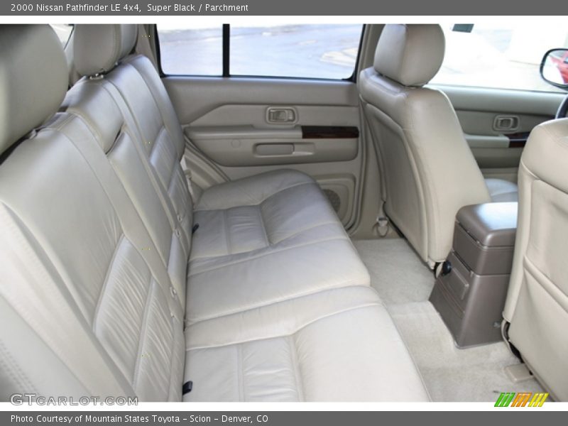 Super Black / Parchment 2000 Nissan Pathfinder LE 4x4