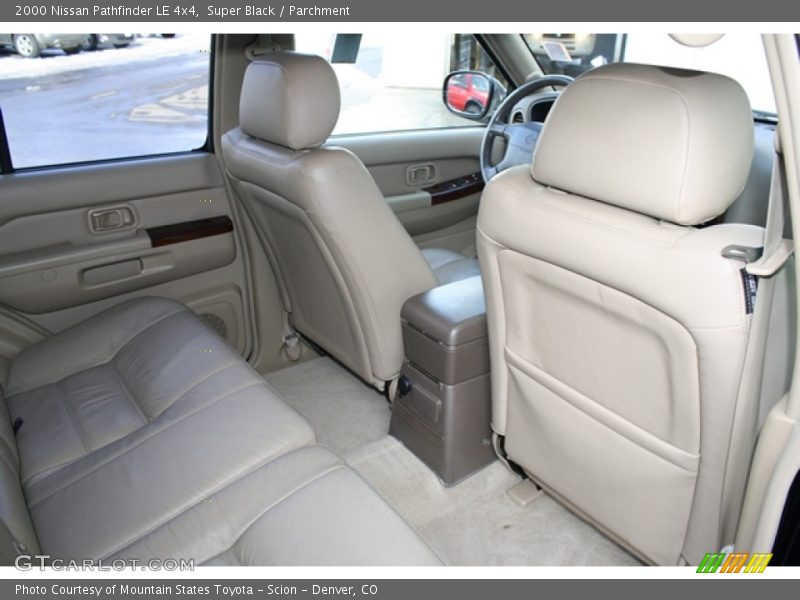 Super Black / Parchment 2000 Nissan Pathfinder LE 4x4