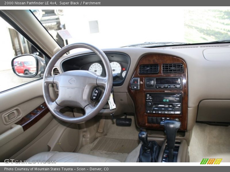 Super Black / Parchment 2000 Nissan Pathfinder LE 4x4