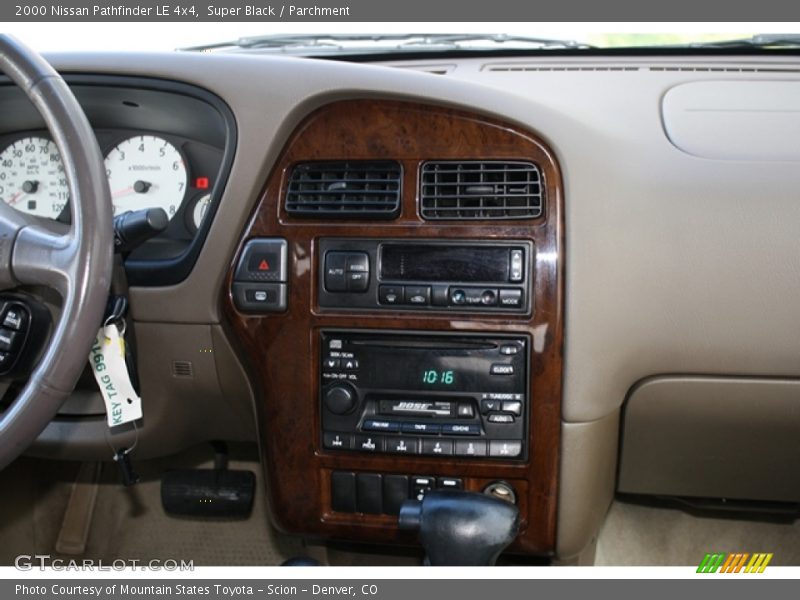 Super Black / Parchment 2000 Nissan Pathfinder LE 4x4