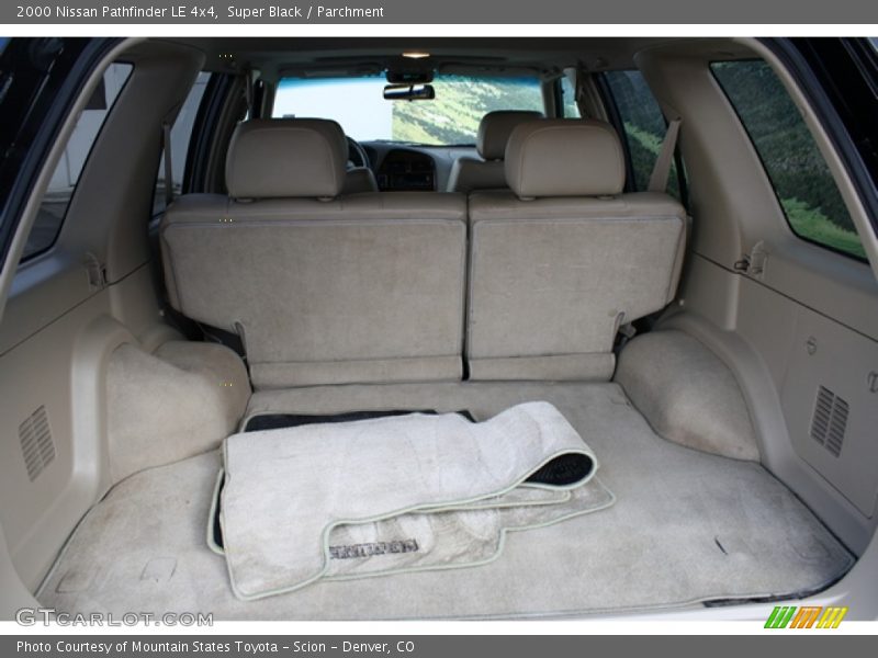 Super Black / Parchment 2000 Nissan Pathfinder LE 4x4