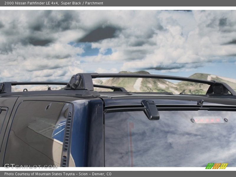 Super Black / Parchment 2000 Nissan Pathfinder LE 4x4