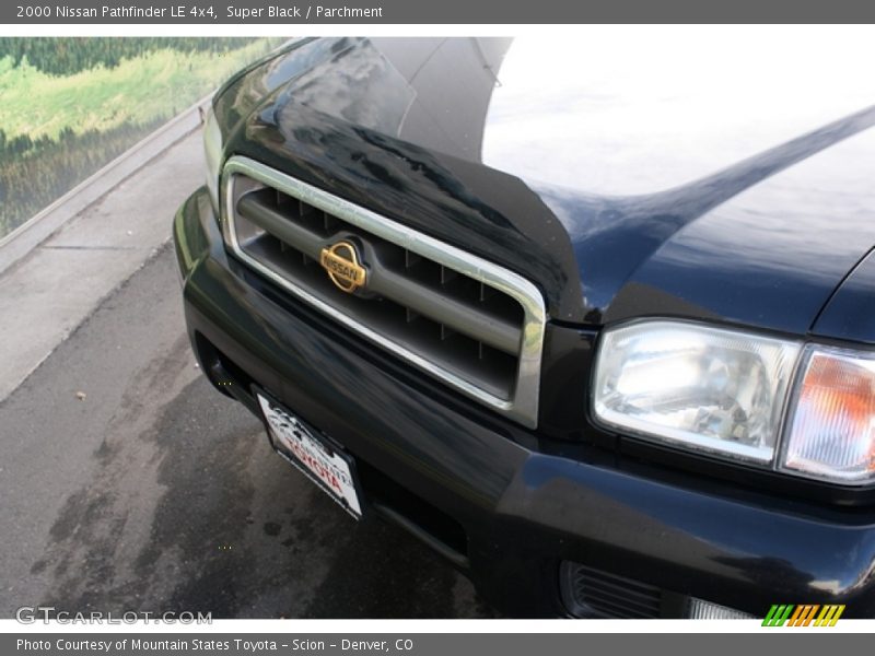 Super Black / Parchment 2000 Nissan Pathfinder LE 4x4
