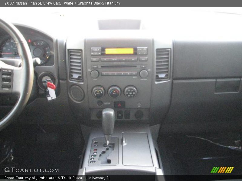 White / Graphite Black/Titanium 2007 Nissan Titan SE Crew Cab