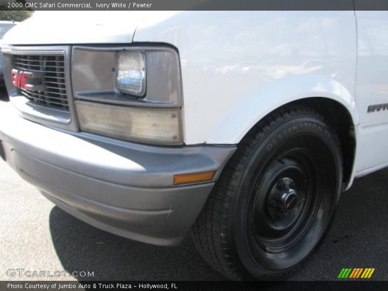 Ivory White / Pewter 2000 GMC Safari Commercial
