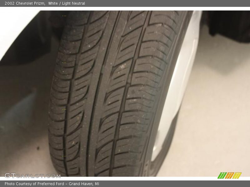 White / Light Neutral 2002 Chevrolet Prizm