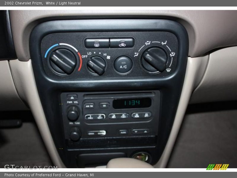White / Light Neutral 2002 Chevrolet Prizm