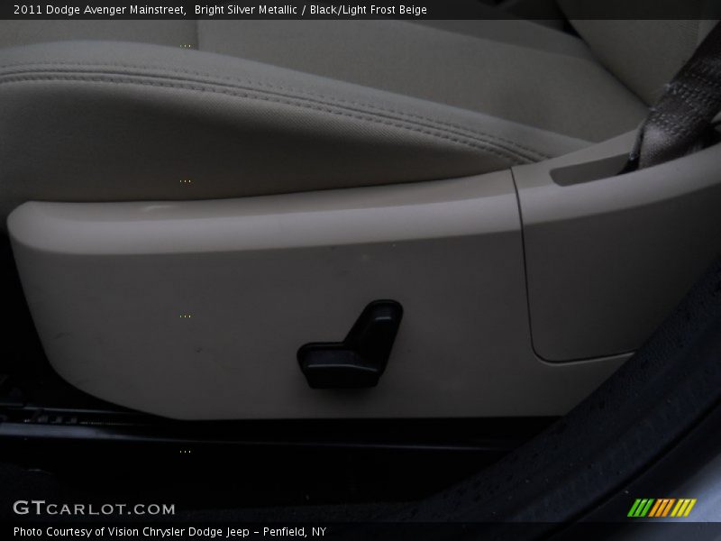 Bright Silver Metallic / Black/Light Frost Beige 2011 Dodge Avenger Mainstreet