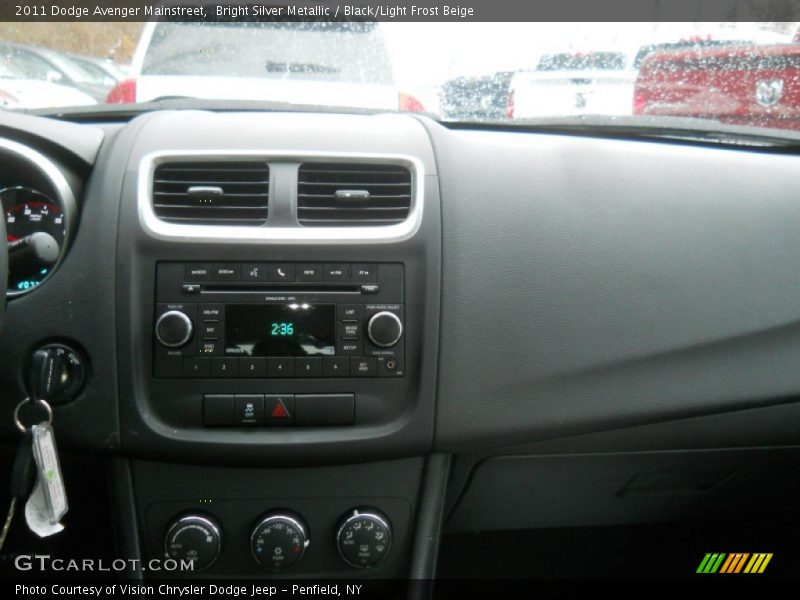 Bright Silver Metallic / Black/Light Frost Beige 2011 Dodge Avenger Mainstreet