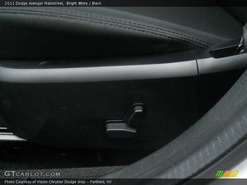 Bright White / Black 2011 Dodge Avenger Mainstreet
