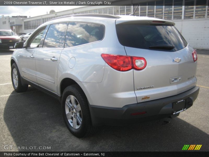 Silver Ice Metallic / Dark Gray/Light Gray 2009 Chevrolet Traverse LT