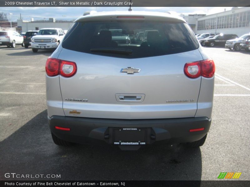 Silver Ice Metallic / Dark Gray/Light Gray 2009 Chevrolet Traverse LT