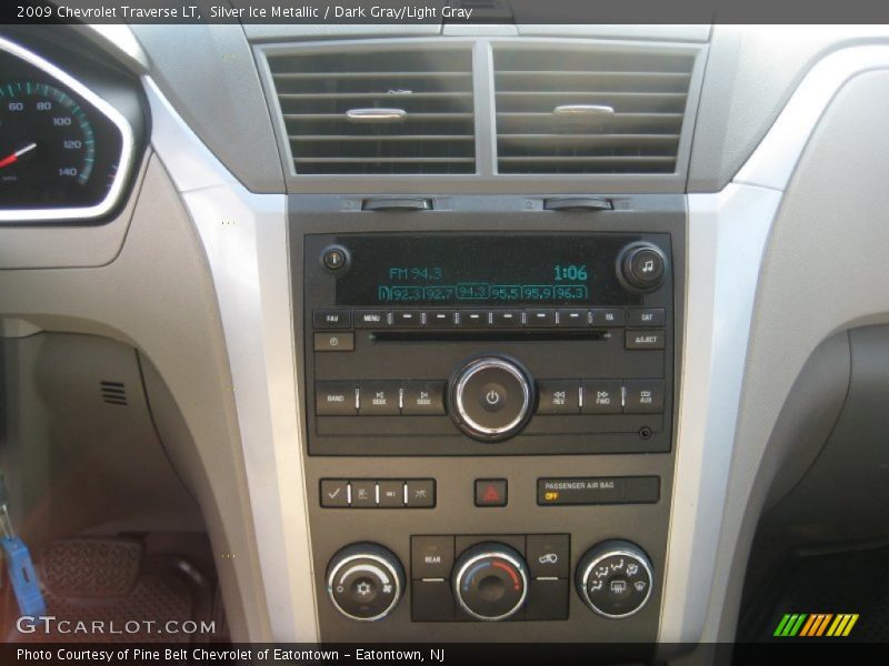 Silver Ice Metallic / Dark Gray/Light Gray 2009 Chevrolet Traverse LT