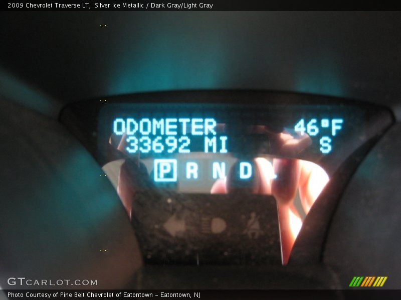 Silver Ice Metallic / Dark Gray/Light Gray 2009 Chevrolet Traverse LT