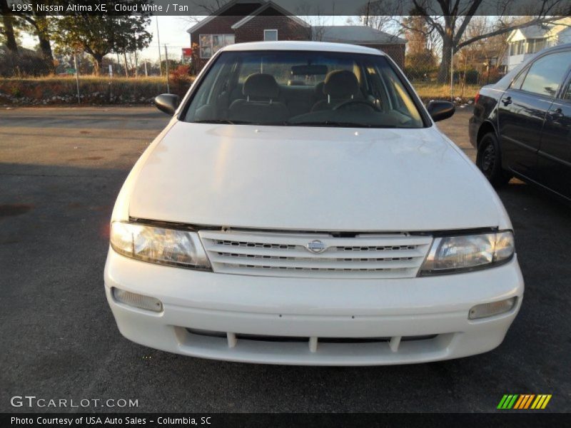 Cloud White / Tan 1995 Nissan Altima XE