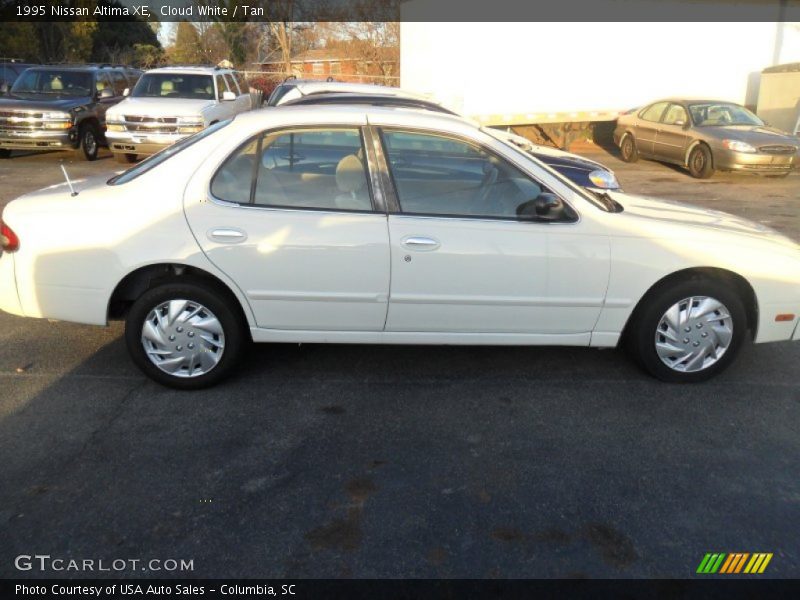 Cloud White / Tan 1995 Nissan Altima XE