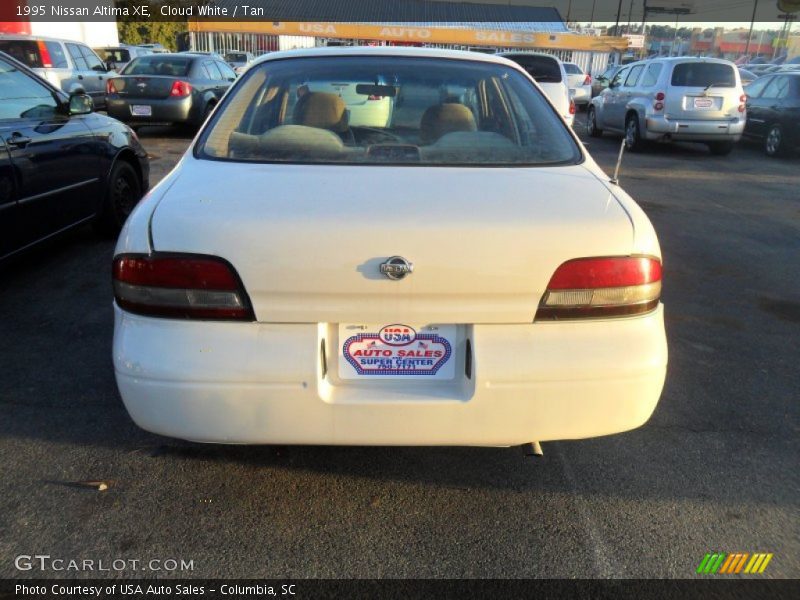 Cloud White / Tan 1995 Nissan Altima XE