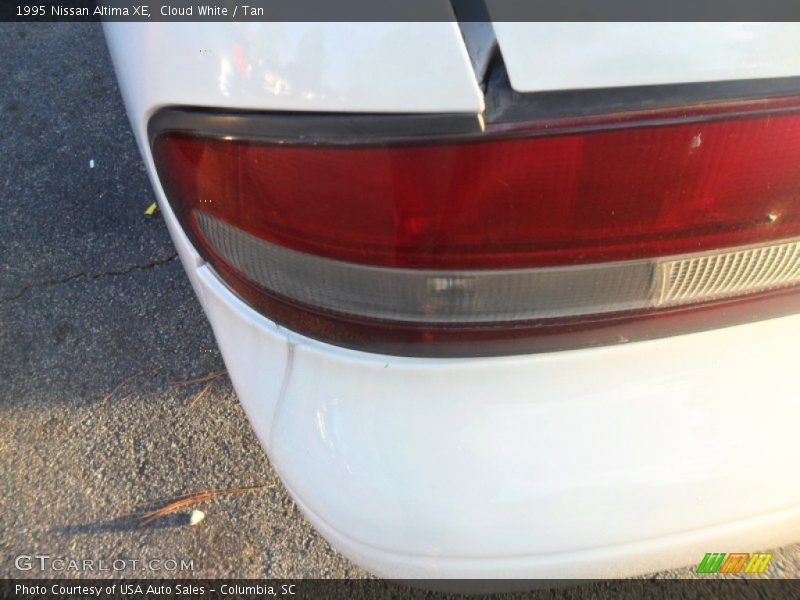 Cloud White / Tan 1995 Nissan Altima XE