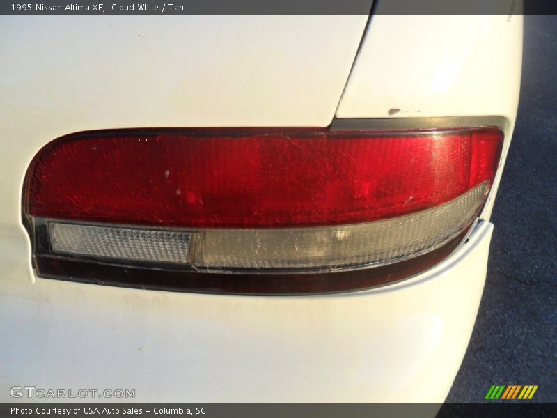 Cloud White / Tan 1995 Nissan Altima XE