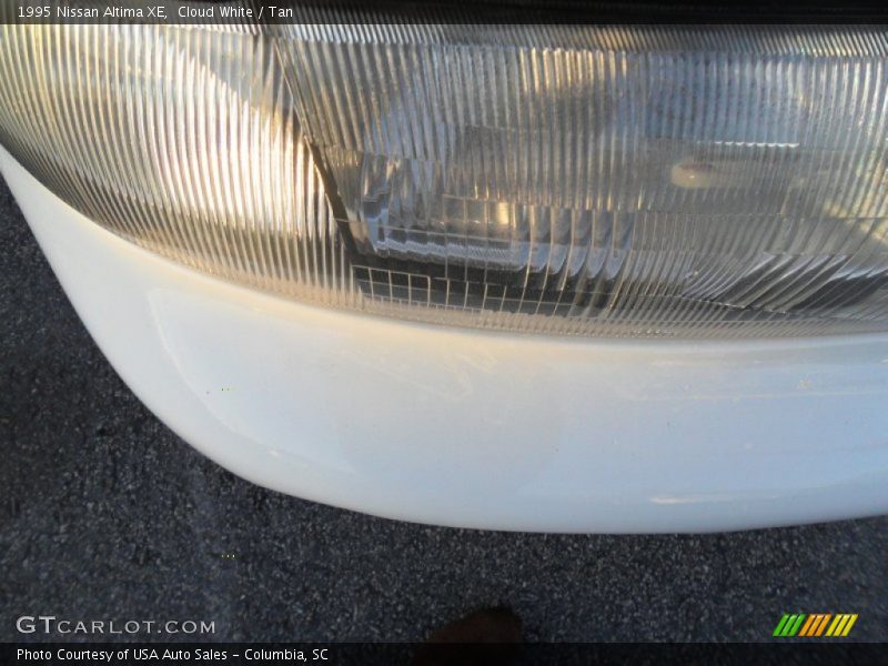 Cloud White / Tan 1995 Nissan Altima XE