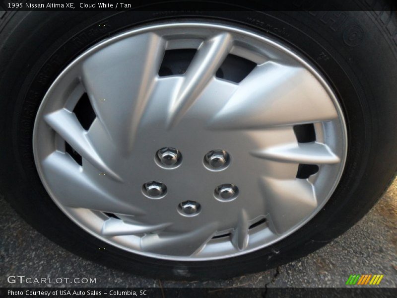 Cloud White / Tan 1995 Nissan Altima XE