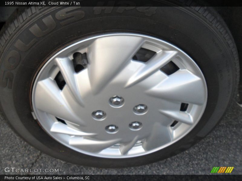 Cloud White / Tan 1995 Nissan Altima XE