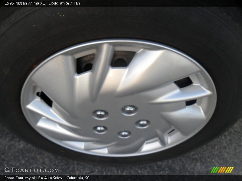 Cloud White / Tan 1995 Nissan Altima XE