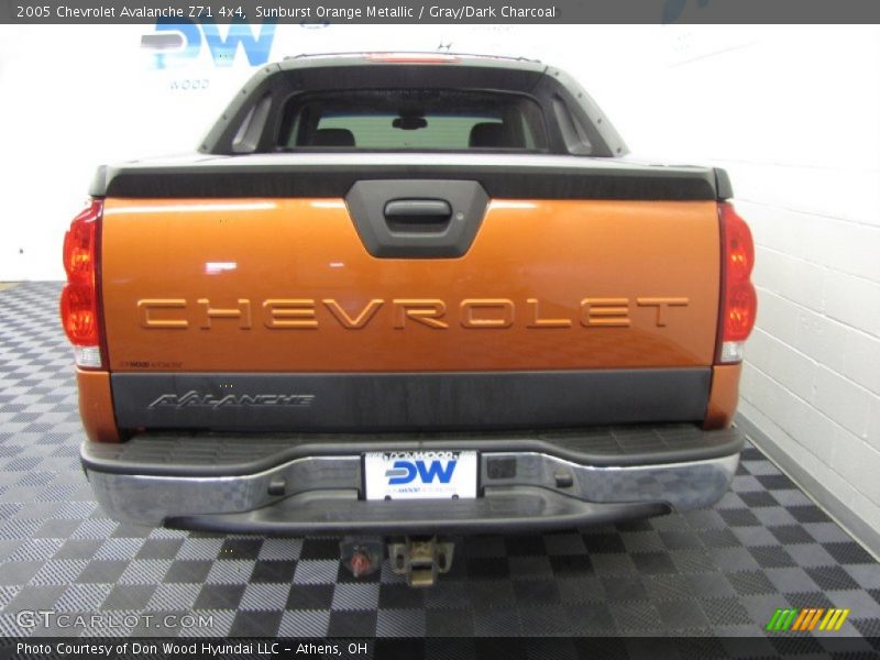 Sunburst Orange Metallic / Gray/Dark Charcoal 2005 Chevrolet Avalanche Z71 4x4