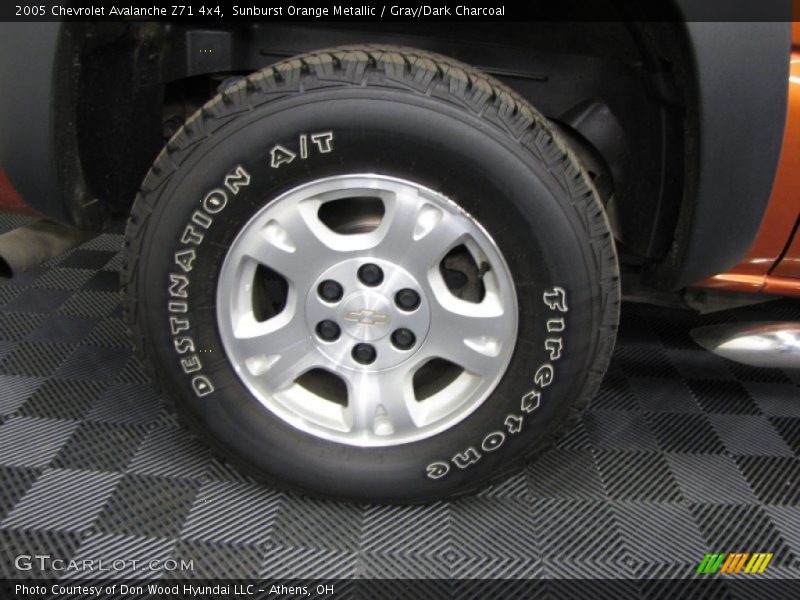 Sunburst Orange Metallic / Gray/Dark Charcoal 2005 Chevrolet Avalanche Z71 4x4