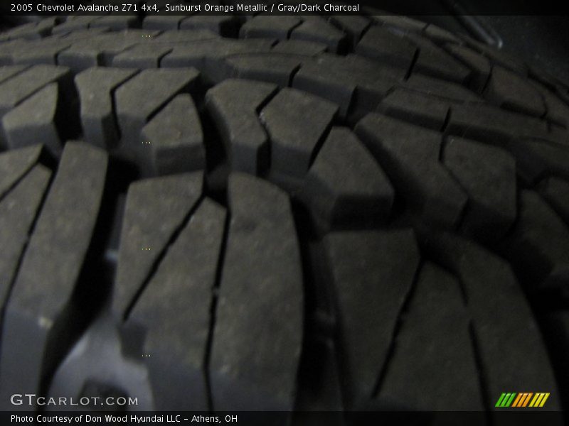 Sunburst Orange Metallic / Gray/Dark Charcoal 2005 Chevrolet Avalanche Z71 4x4