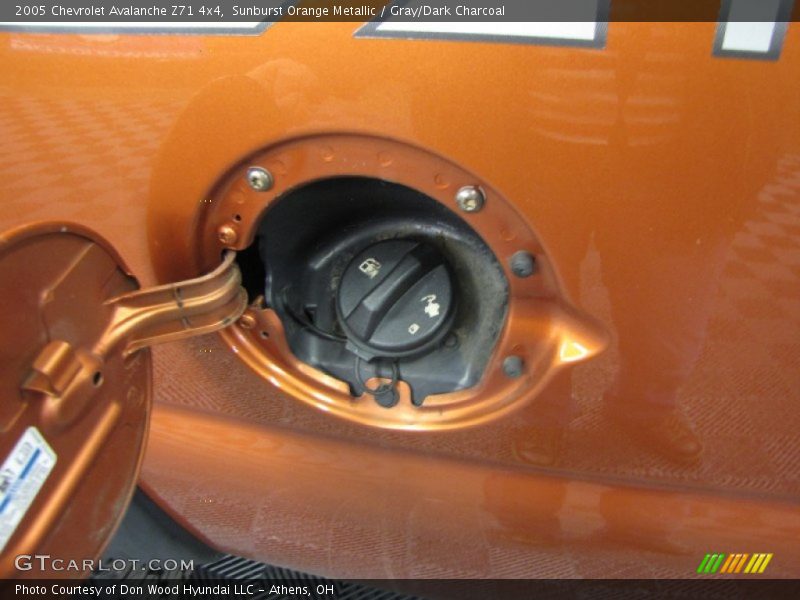 Sunburst Orange Metallic / Gray/Dark Charcoal 2005 Chevrolet Avalanche Z71 4x4