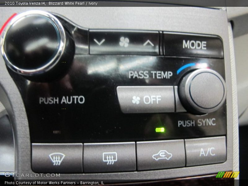 Blizzard White Pearl / Ivory 2010 Toyota Venza I4