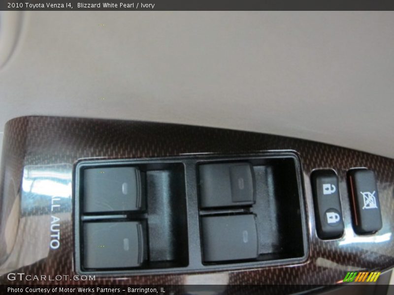 Blizzard White Pearl / Ivory 2010 Toyota Venza I4