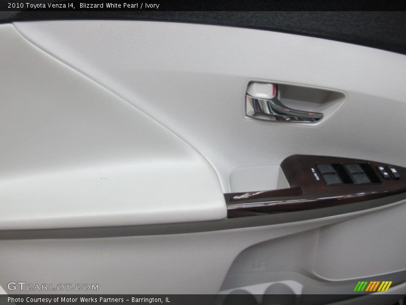 Blizzard White Pearl / Ivory 2010 Toyota Venza I4