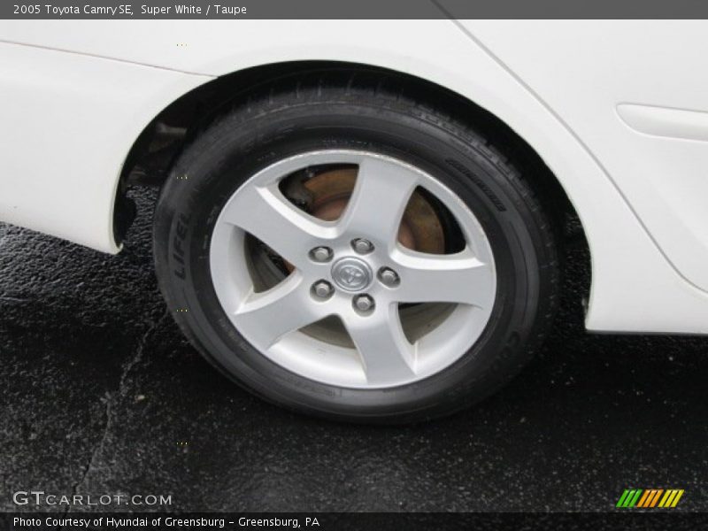 Super White / Taupe 2005 Toyota Camry SE