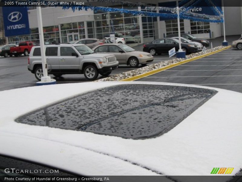 Super White / Taupe 2005 Toyota Camry SE