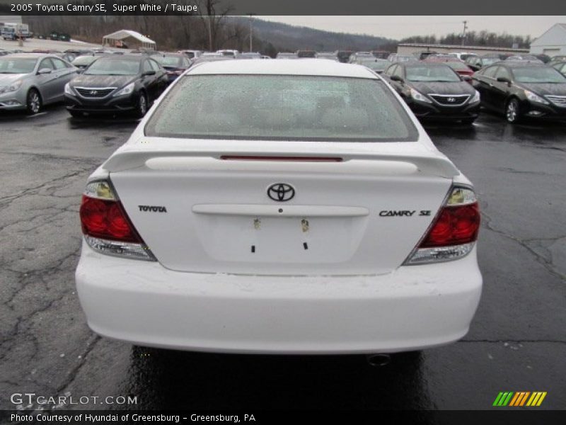 Super White / Taupe 2005 Toyota Camry SE