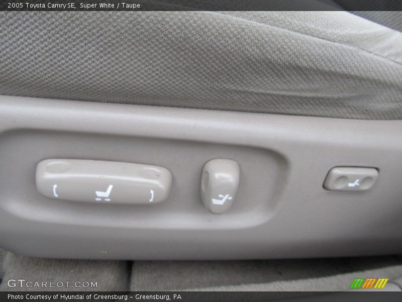 Super White / Taupe 2005 Toyota Camry SE