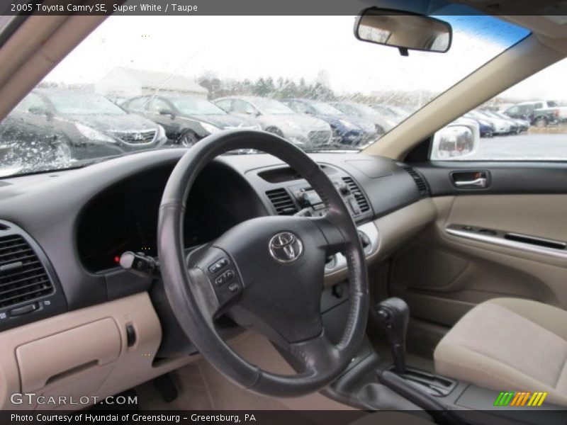 Super White / Taupe 2005 Toyota Camry SE