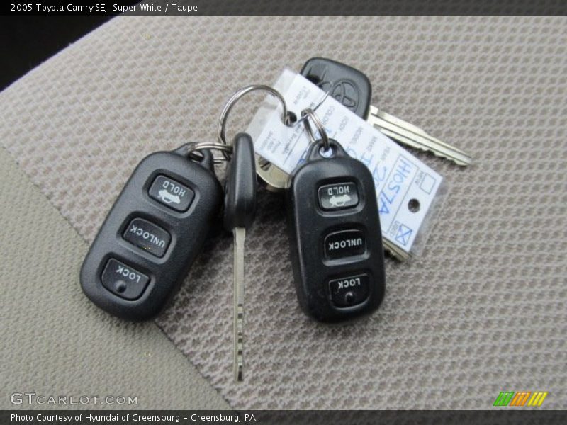 Super White / Taupe 2005 Toyota Camry SE