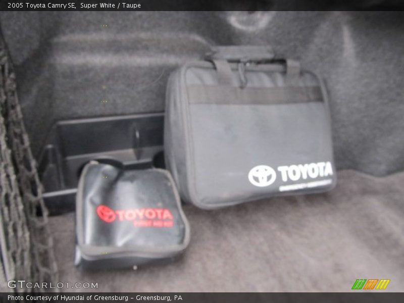 Super White / Taupe 2005 Toyota Camry SE