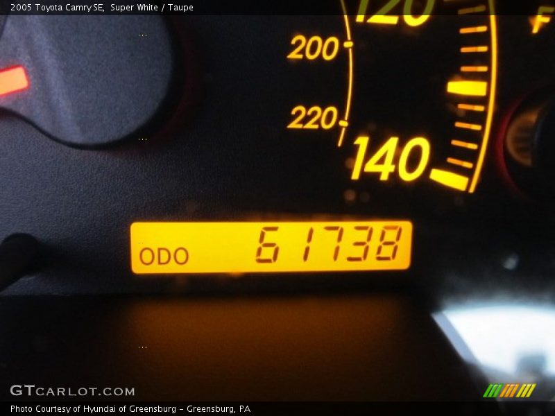 Super White / Taupe 2005 Toyota Camry SE