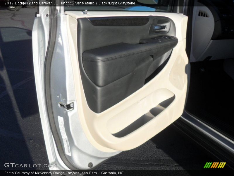Bright Silver Metallic / Black/Light Graystone 2012 Dodge Grand Caravan SE
